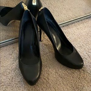 MK Michael Kors black pumps